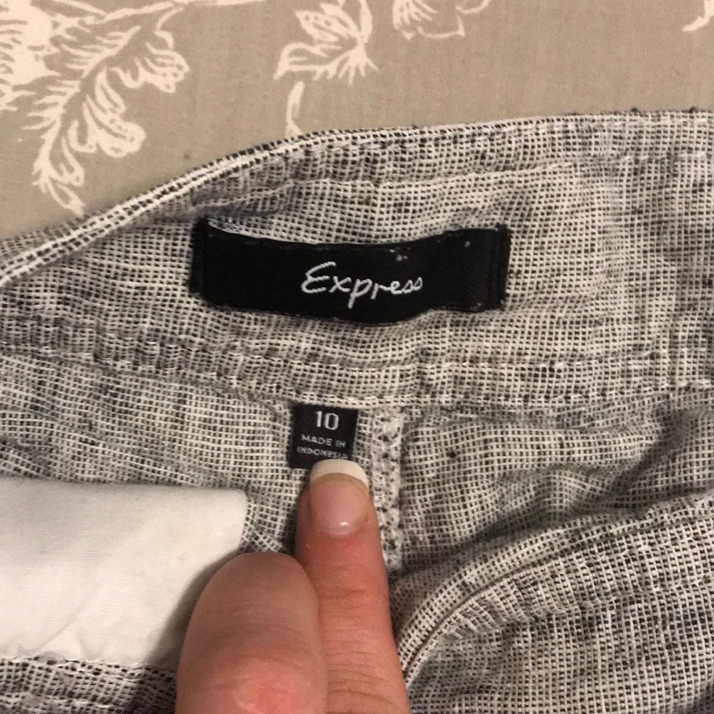 Express Shorts - Picture 2 of 3